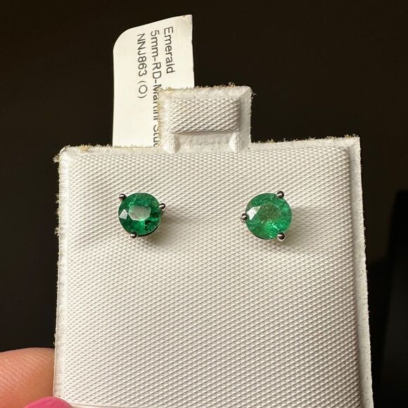 NWT 1.14ctw Emerald stud earrings in 14k yellow gold!! - Picture 8 of 9
